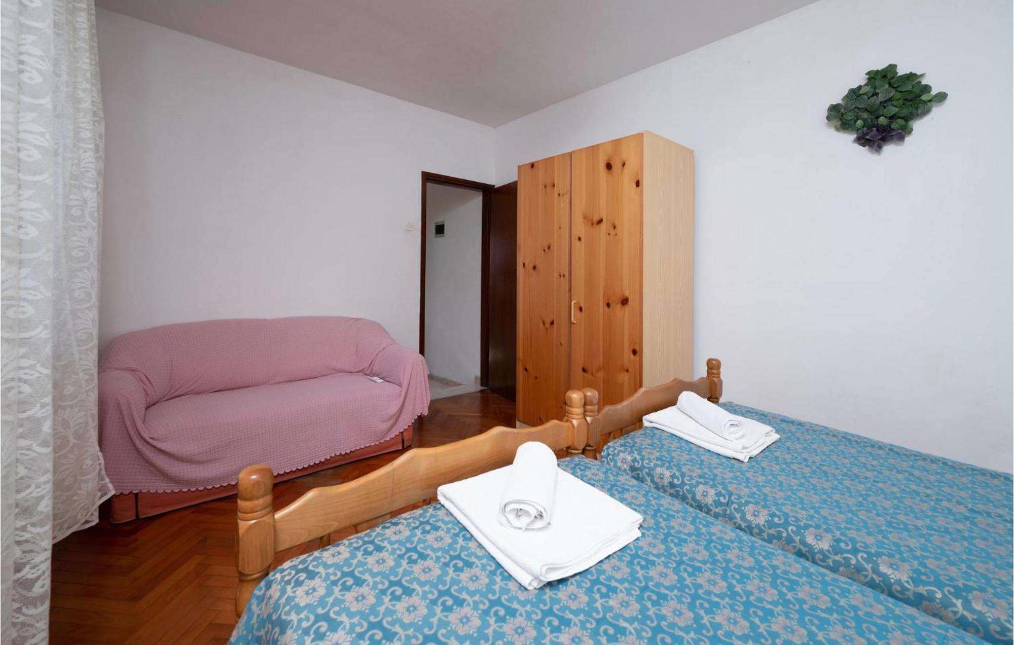 1 Bedroom Cozy Apartment In PUY Exterior foto